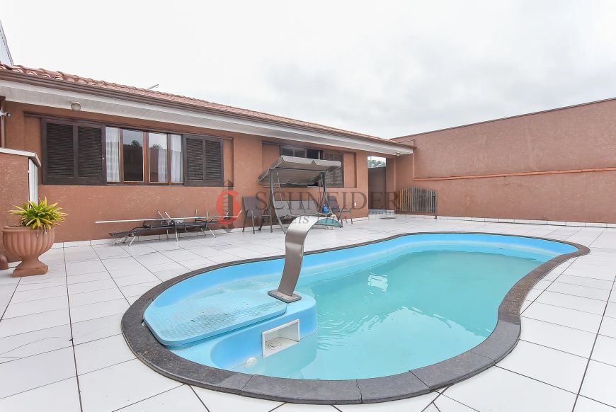 Casa Ampla com 4 Quartos, Suíte, Piscina, Edícula Completa - Segurança e conforto para sua família!