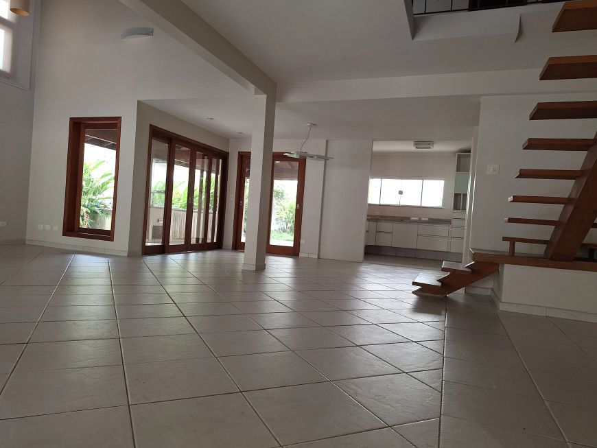 Sobrado com 4 suítes em bairro nobre próximo ao centro 100 metros do mar