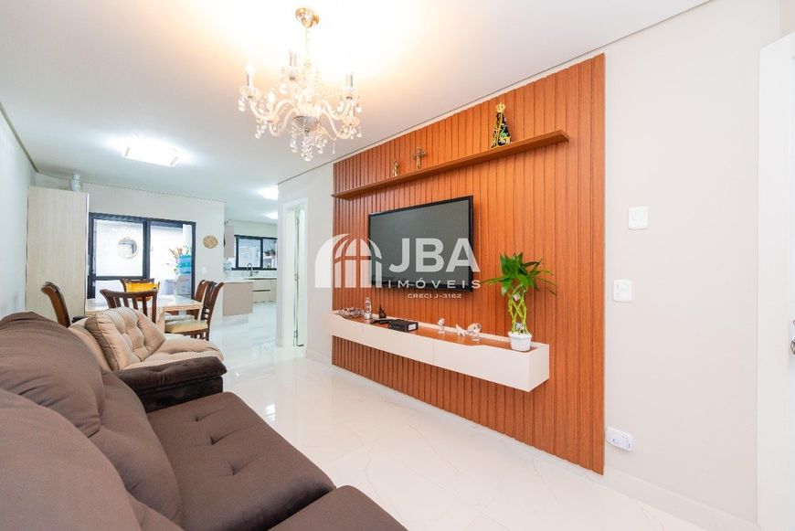 Triplex mobiliado para venda possui 161 m2 com 3 suítes em Hauer - Curitiba - PR