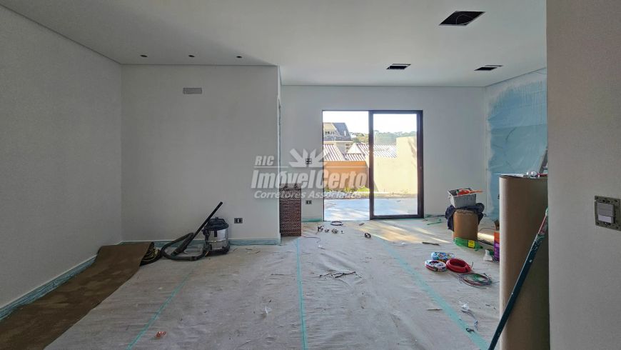 Sobrado de 208 m² construídos em condomínio fechado no bairro Umbará com 4 dormitórios sendo 1 suíte