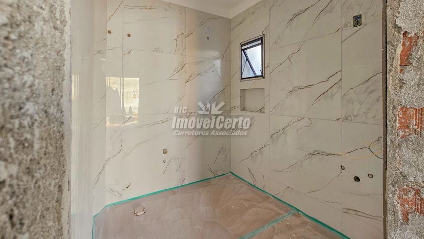 Sobrado de 208 m² construídos em condomínio fechado no bairro Umbará com 4 dormitórios sendo 1 suíte