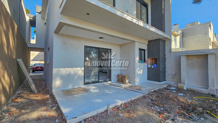 Sobrado de 208 m² construídos em condomínio fechado no bairro Umbará com 4 dormitórios sendo 1 suíte