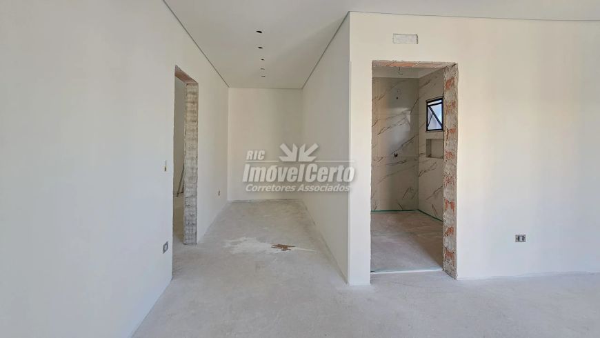 Sobrado de 208 m² construídos em condomínio fechado no bairro Umbará com 4 dormitórios sendo 1 suíte