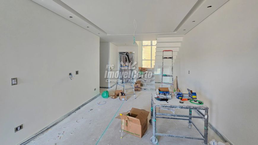 Sobrado de 208 m² construídos em condomínio fechado no bairro Umbará com 4 dormitórios sendo 1 suíte
