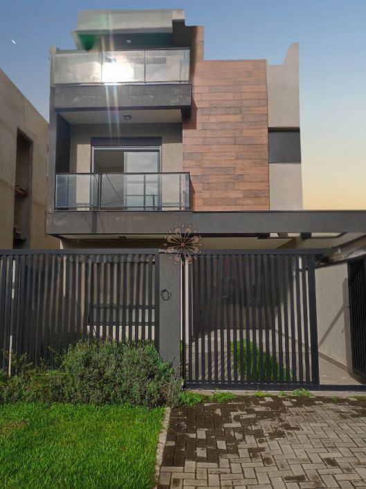 Sobrado 3 quartos com sacada e terraço à Venda na Região Mercês