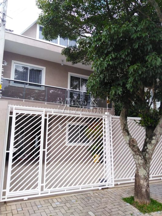 Sobrado com 240 m², 3 quartos uma suíte, sala 2 ambientes, copa, cozinha, espaço gourmet, 2 vagas.