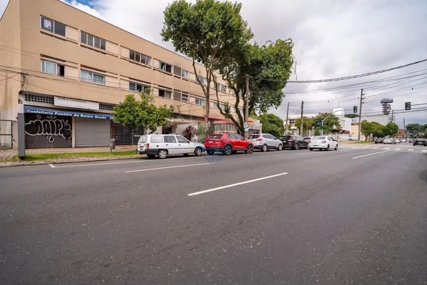 Encante-se com este charmoso apartamento na Av. Manoel Ribas!