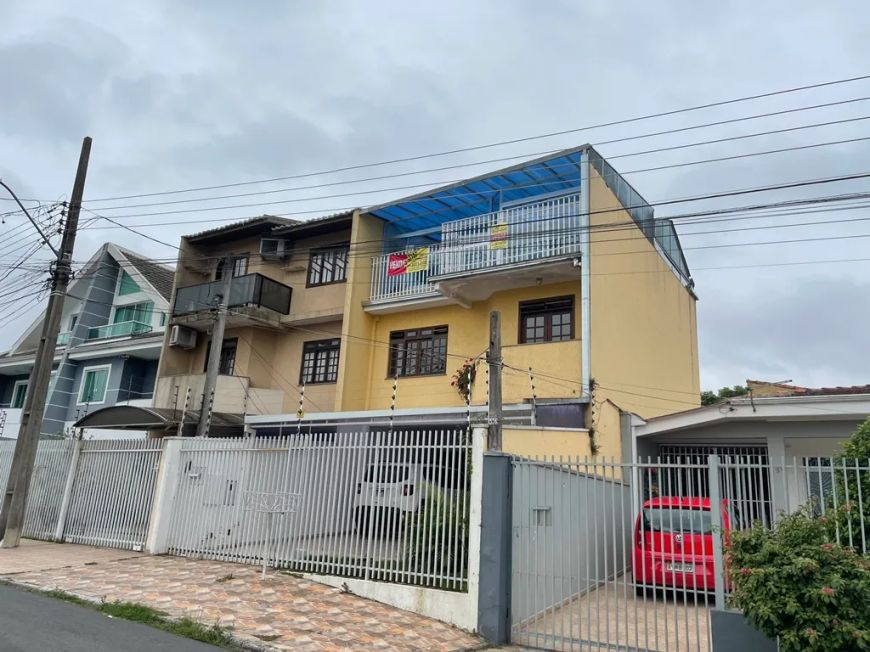 Sobrado triplex a venda no Cajuru