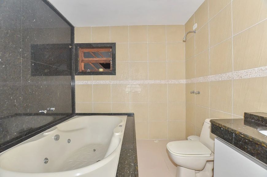 Sobrado para venda tem 200 metros quadrados com 3 quartos em Cidade Industrial - Curitiba - PR