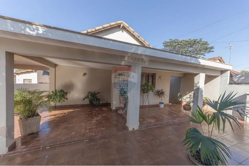 Casa com terreno amplo em Jaboticabal: 3 Quartos, Oportunidade!