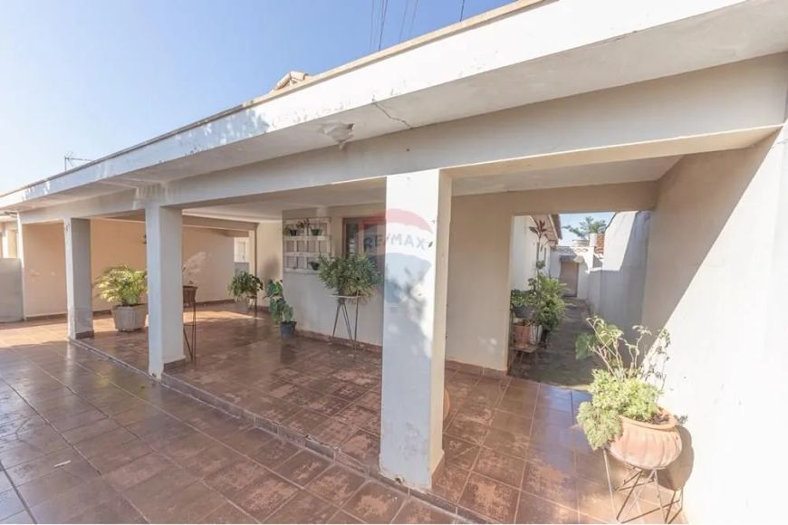 Casa com terreno amplo em Jaboticabal: 3 Quartos, Oportunidade!