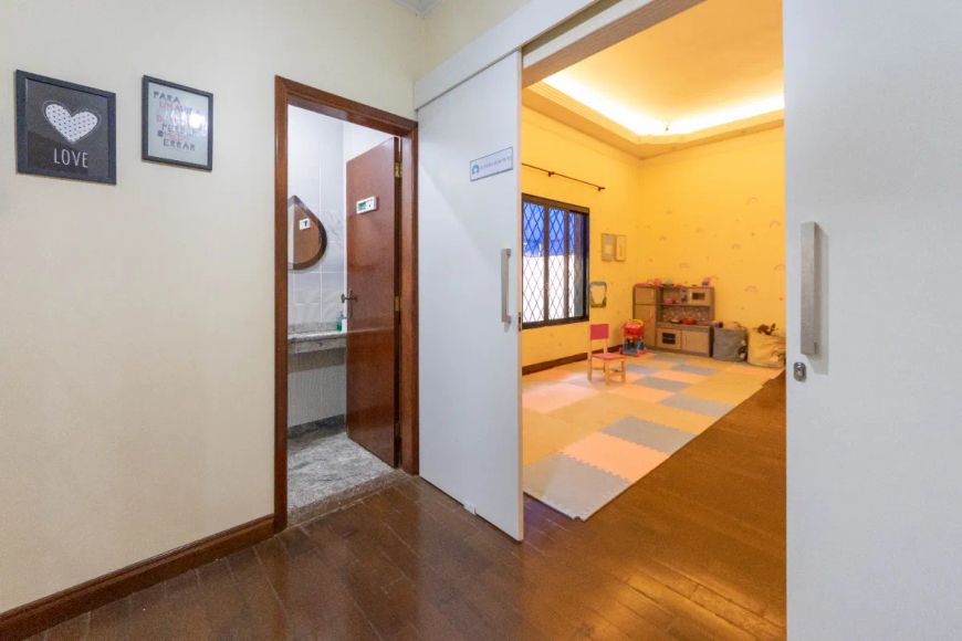 Sobrado para venda com 4 quartos, sendo 4 suítes, 411m²