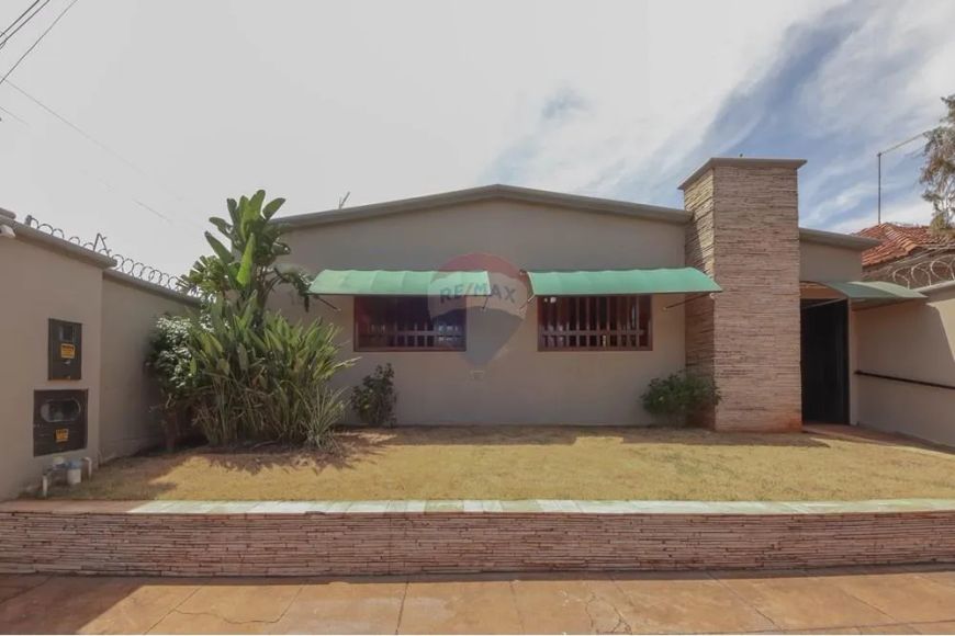 Casa à venda na Nova Jaboticabal com duas suítes, 394 m² total e 273 m² construído