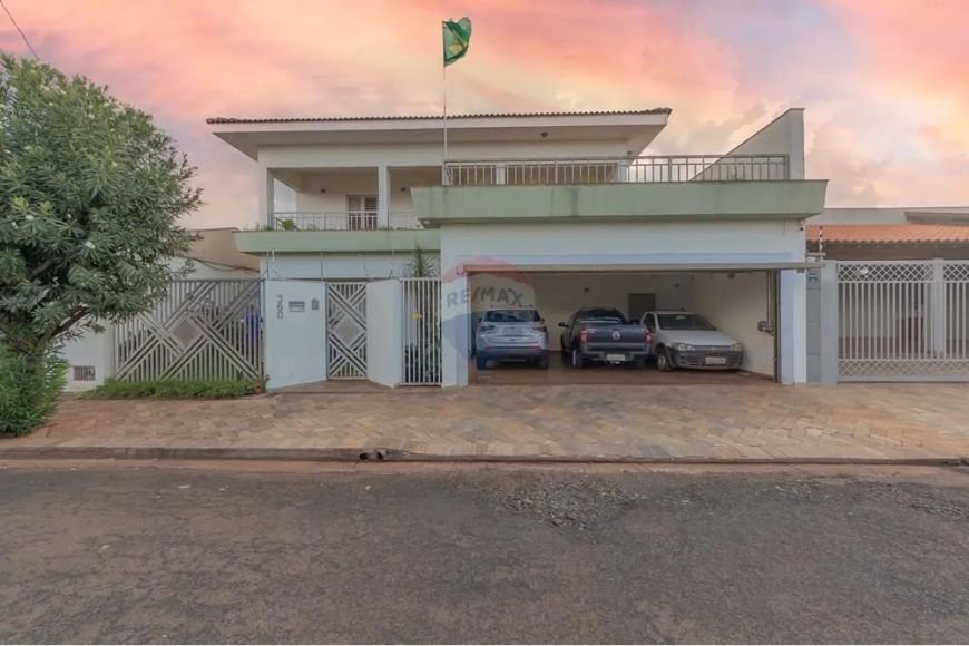 Casa sobrado à venda com 4 quartos sendo 3 suítes no jardim São Marcos, Jaboticabal sp - aceita perm