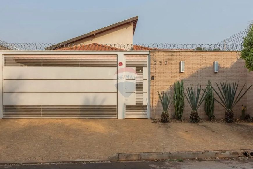 Casa alto padrão à venda com 3 quartos sendo 2 suítes 330 m² de área total 178,58 m² área construída