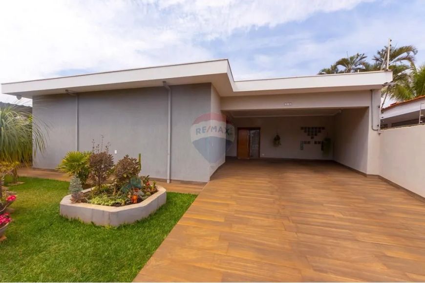 Casa à Venda com 3 Quartos, sendo 1 suíte, com área de lazer completa - Em região nobre de Jaboticab