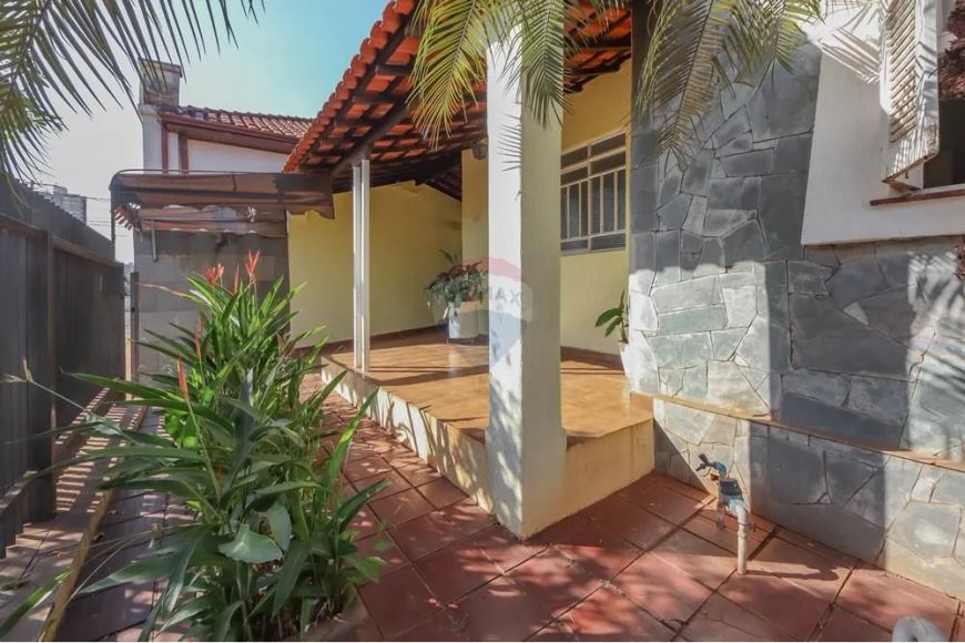 Casa Ampla e Totalmente Reformada }à Venda no Centro de Jaboticabal