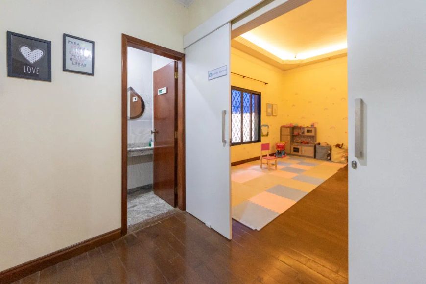 Sobrado para venda com 4 quartos, sendo 4 suítes, 411m²