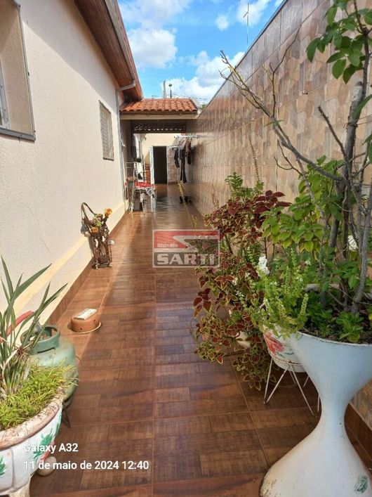LINDA RESIDÊNCIA MODERNA E AMPLA À VENDA , 5 DORMITÓRIOS ( SENDO 1 SUÍTE ) 3 VAGAS DE GARAGEM