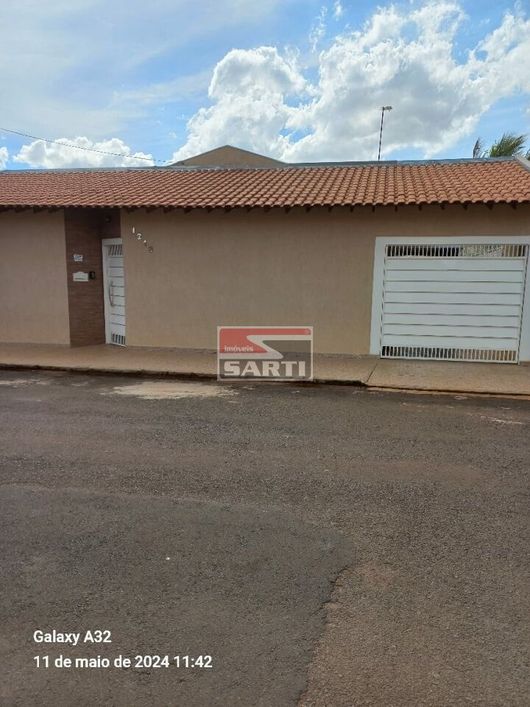 LINDA RESIDÊNCIA MODERNA E AMPLA À VENDA , 5 DORMITÓRIOS ( SENDO 1 SUÍTE ) 3 VAGAS DE GARAGEM