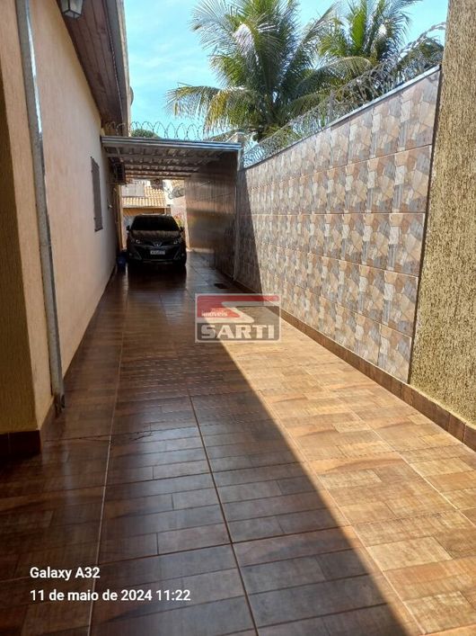 LINDA RESIDÊNCIA MODERNA E AMPLA À VENDA , 5 DORMITÓRIOS ( SENDO 1 SUÍTE ) 3 VAGAS DE GARAGEM
