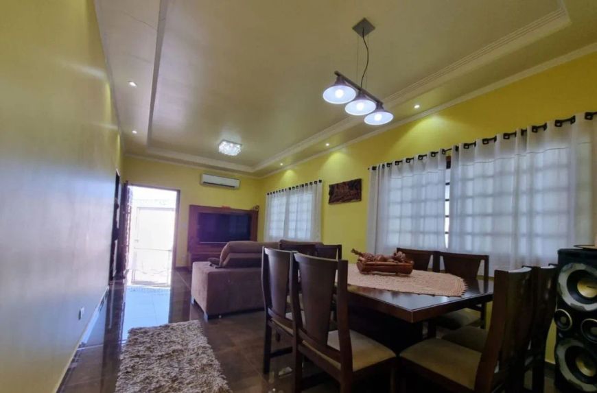 Casa tipo para venda com 3 quartos, 180m²