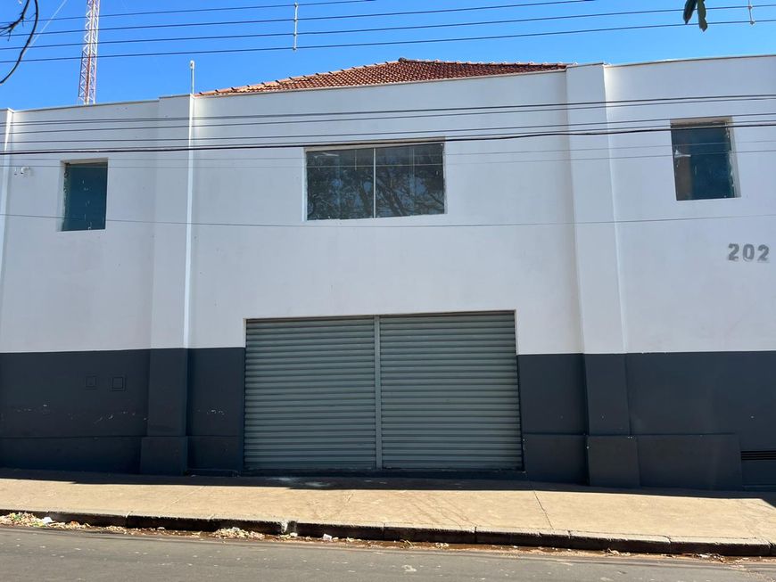 Maravilhoso e amplo prédio comercial para comércio.