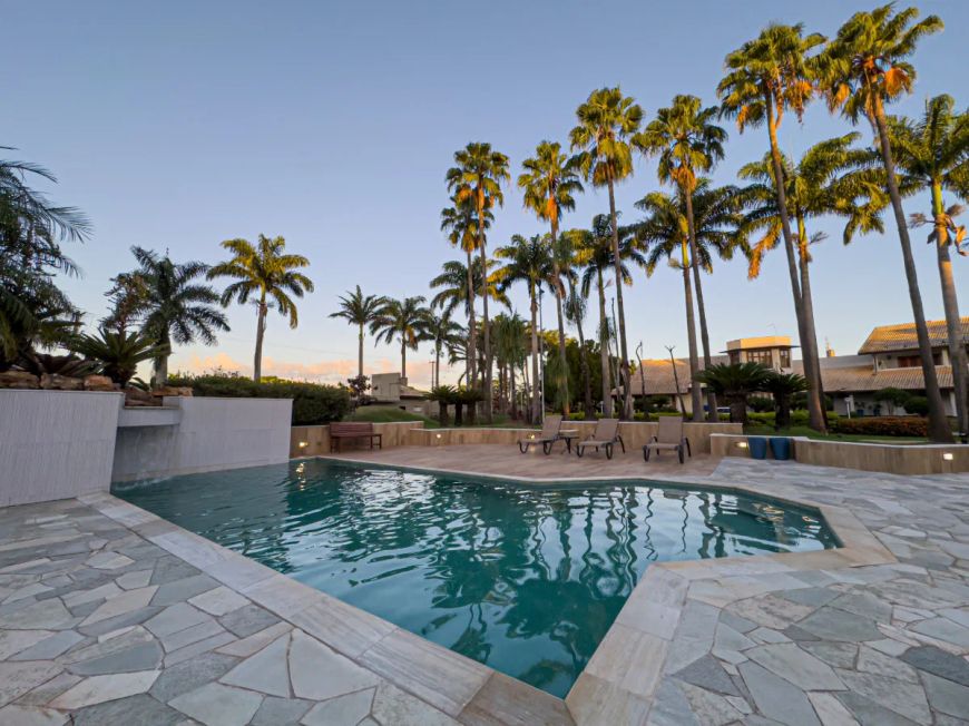 Casa tipo para venda com 4 quartos, sendo 4 suítes, 1,501m²