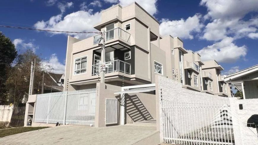 Sobrado a venda no Xaxim, 3 dormitórios, 1 vaga de garagem