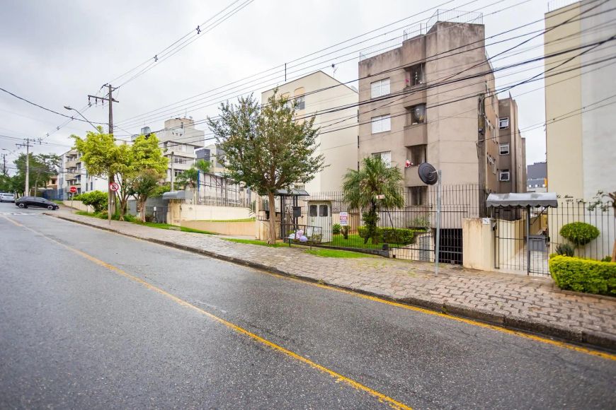 Apto com suíte, closet e vaga coberta em localização excelente! Baixou o valor!