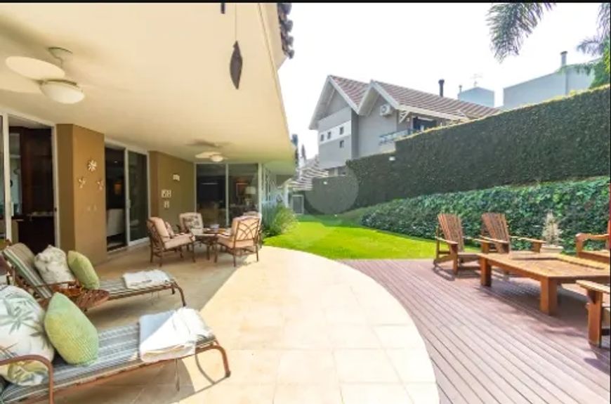 Oportunidade possui 459m² com 4 quartos em Campo Comprido - Curitiba - PR