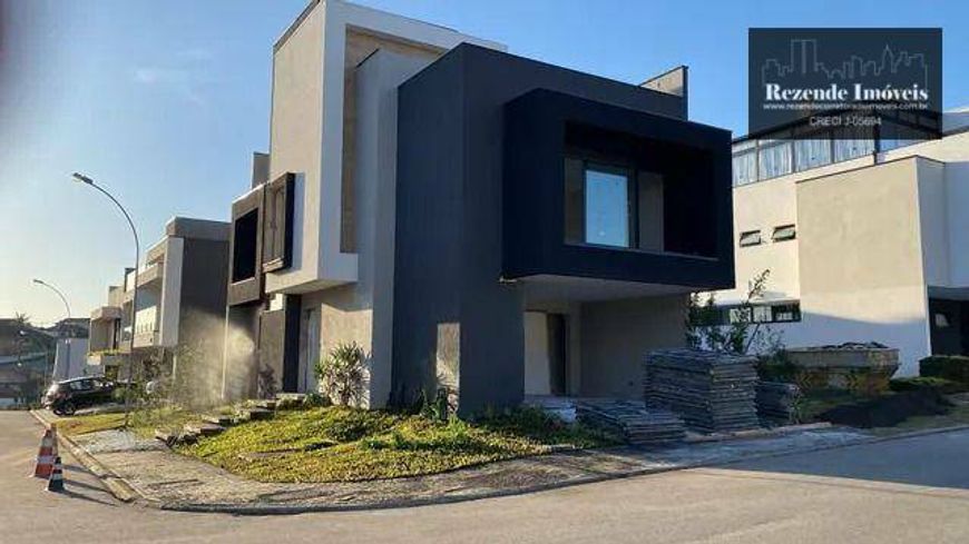Sobrado com 4 quartos a venda no bairro Santa Cândida