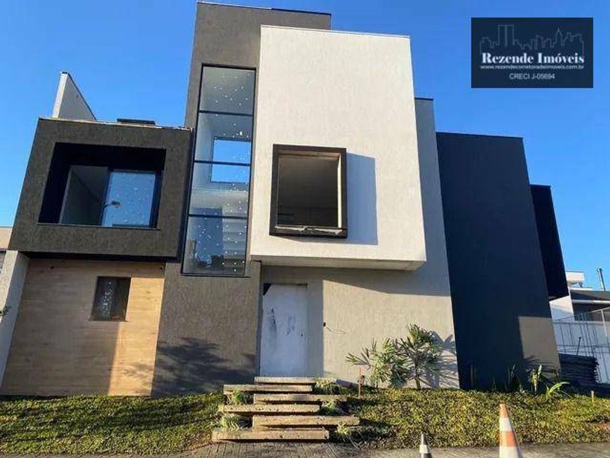 Sobrado com 4 quartos a venda no bairro Santa Cândida