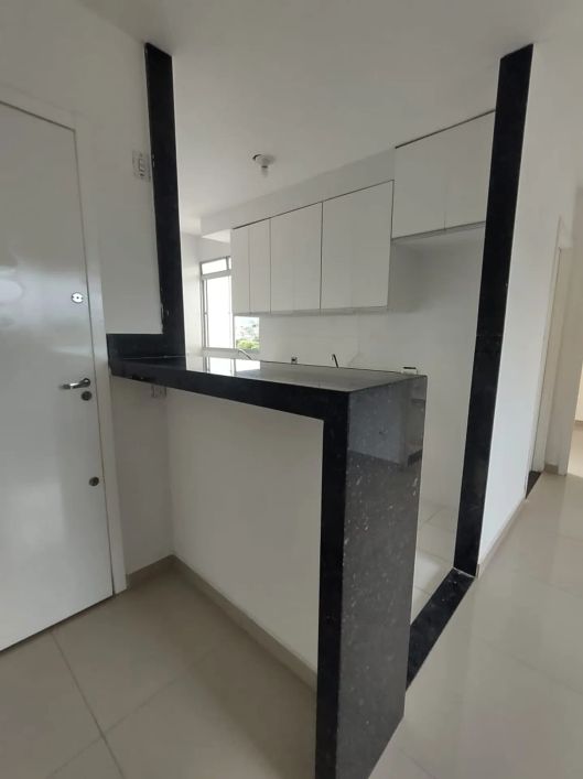 Lindo apto 02 quartos com piso em porcelanato e bancada de granito na cozinha