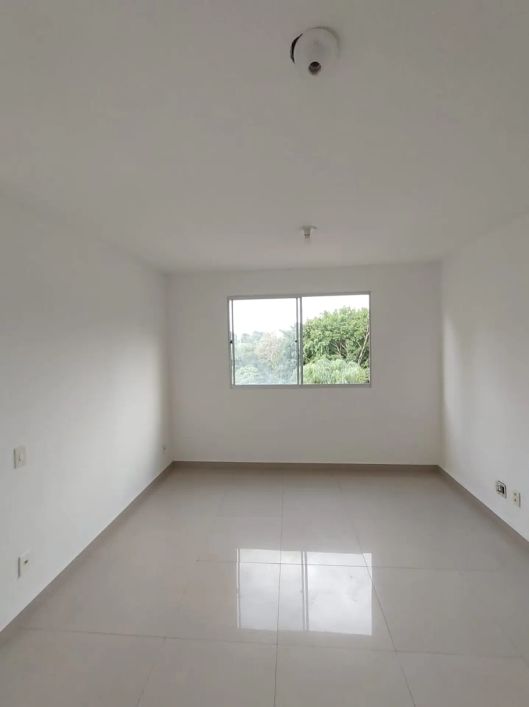 Lindo apto 02 quartos com piso em porcelanato e bancada de granito na cozinha