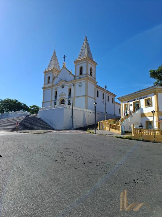 Excelente Lote de 353 m2, com ótima vista, localizado a 200 metros da Igreja Matriz de Santa Luzia -
