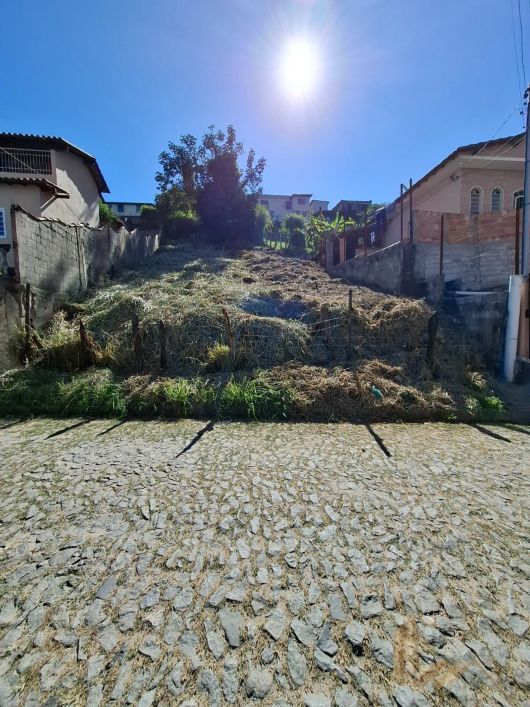 Excelente Lote de 353 m2, com ótima vista, localizado a 200 metros da Igreja Matriz de Santa Luzia -