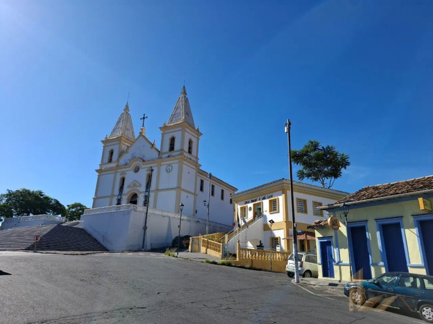 Excelente Lote de 353 m2, com ótima vista, localizado a 200 metros da Igreja Matriz de Santa Luzia -
