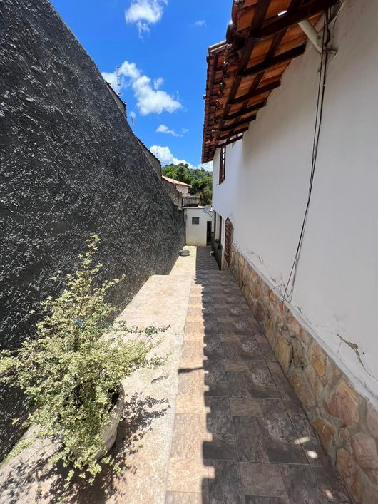 Casa para venda possui 310 metros quadrados com 4 quartos em Moreira - Santa Luzia - MG