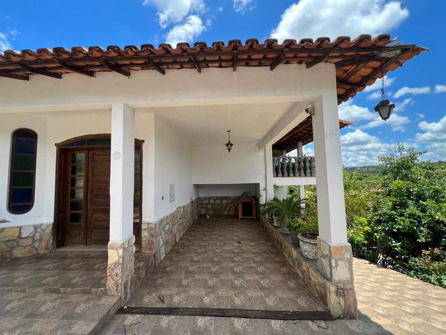 Casa para venda possui 310 metros quadrados com 4 quartos em Moreira - Santa Luzia - MG