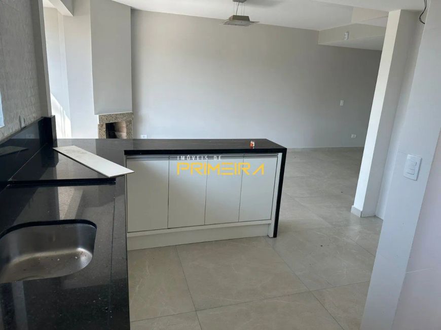 Sobrado Triplex com jardim, 3 quartos sendo 1 suít