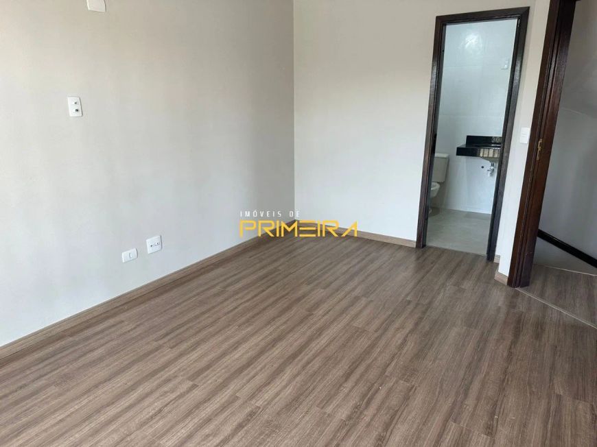 Sobrado Triplex com jardim, 3 quartos sendo 1 suít