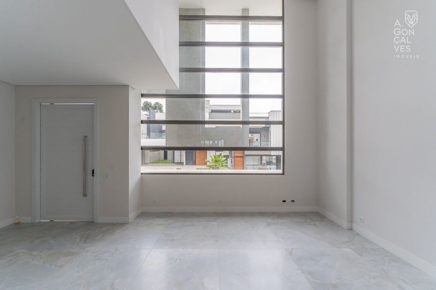 Casa em Condomínio, 04 Suítes, 04 Vagas, Elevador Privativo, Santo Inácio, Curitiba.