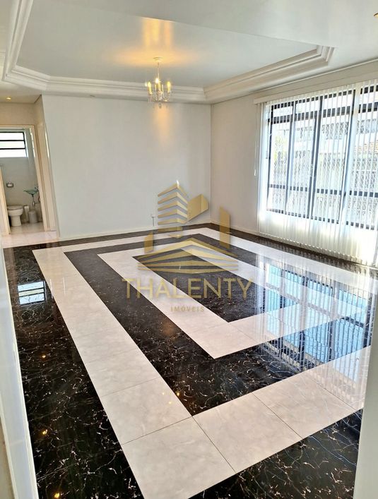 Apartamento com 03 dormitórios localizado no bairro Mercês a poucos metros da Praça 29 de Março.