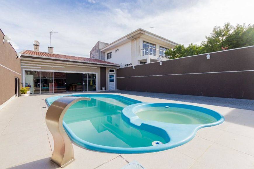 Casa térrea com piscina, 3 dormitórios sendo 1 suíte à venda, 267 m² por R$ 990.000 - Bairro Alto -