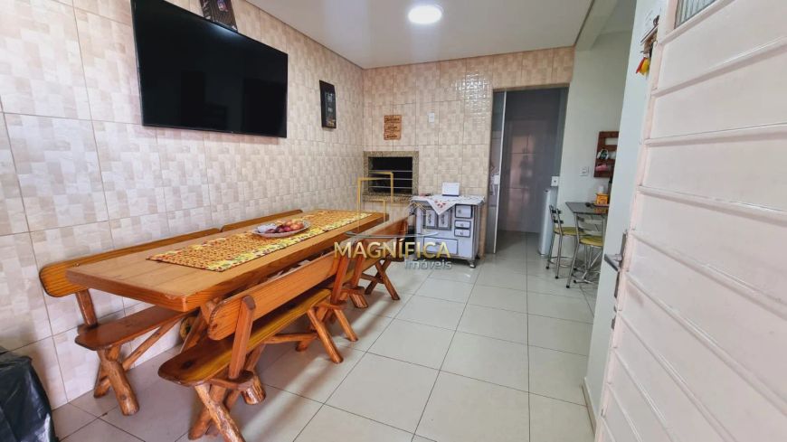 Belíssimo sobrado de esquina com 3 quartos e amplo quintal no Bairro Santa Cândida.