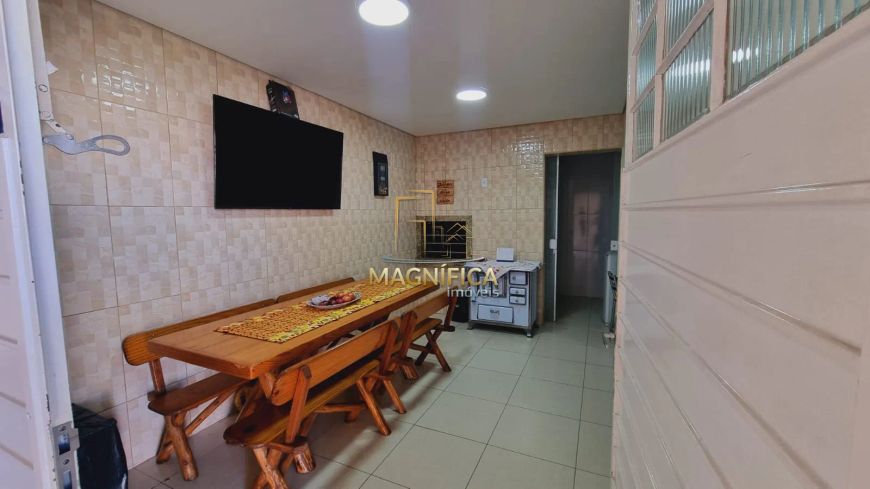 Belíssimo sobrado de esquina com 3 quartos e amplo quintal no Bairro Santa Cândida.