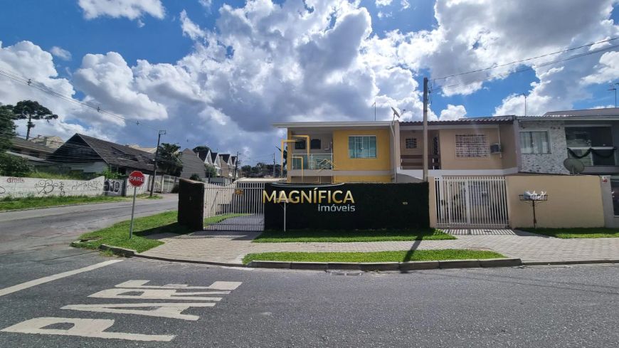 Belíssimo sobrado de esquina com 3 quartos e amplo quintal no Bairro Santa Cândida.