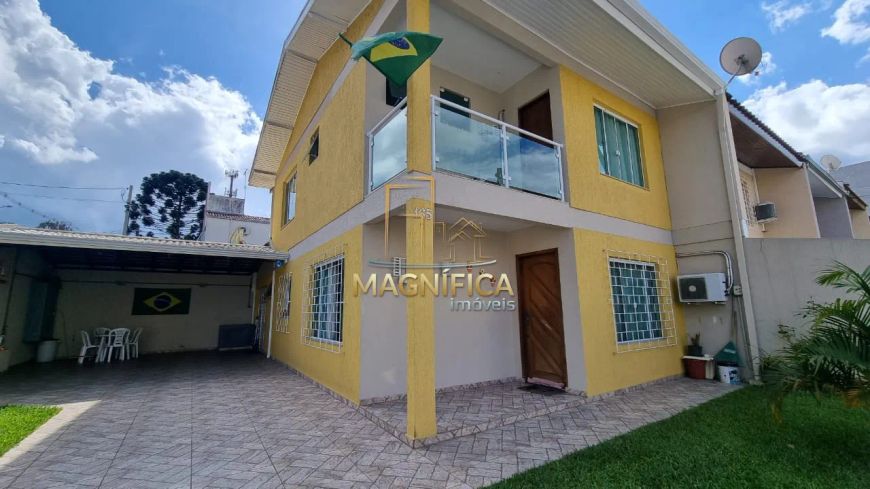 Belíssimo sobrado de esquina com 3 quartos e amplo quintal no Bairro Santa Cândida.