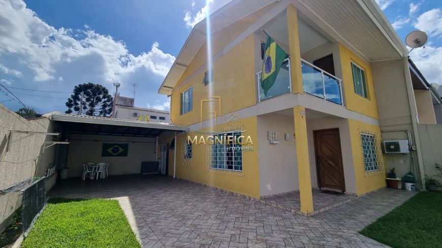 Belíssimo sobrado de esquina com 3 quartos e amplo quintal no Bairro Santa Cândida.
